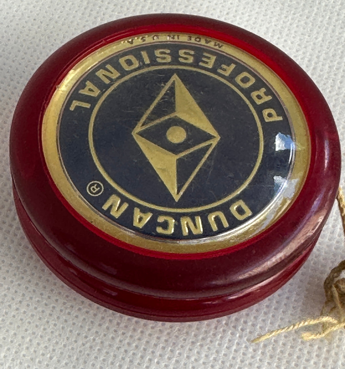 Vintage, Duncan Diamond Professional Plastic looping Yo-Yo Red with Blue Center- Very Good condition — view 4