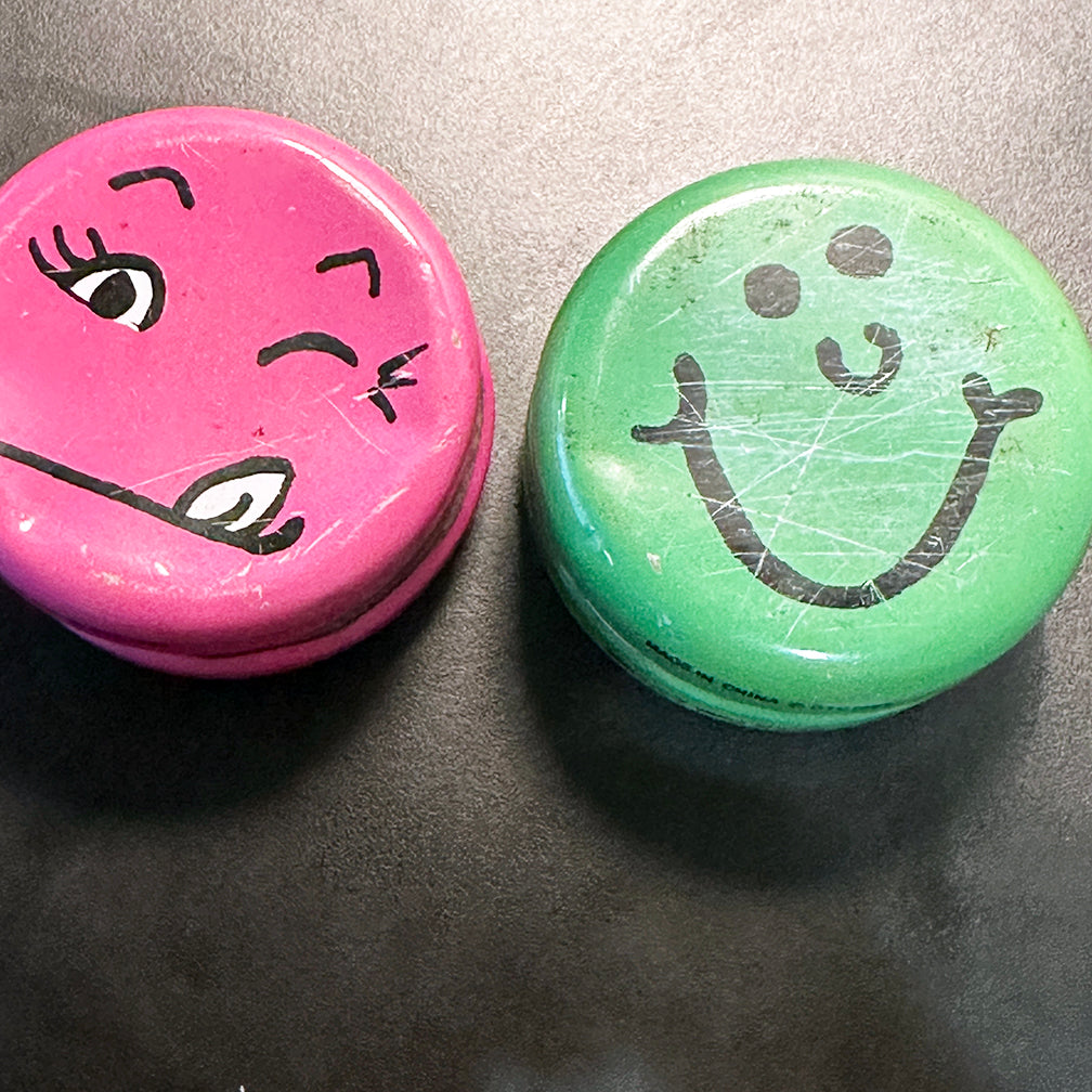 Lot of two Collectable Vintage Chinese Tin Yo-Yo s Fair Condition — view 5