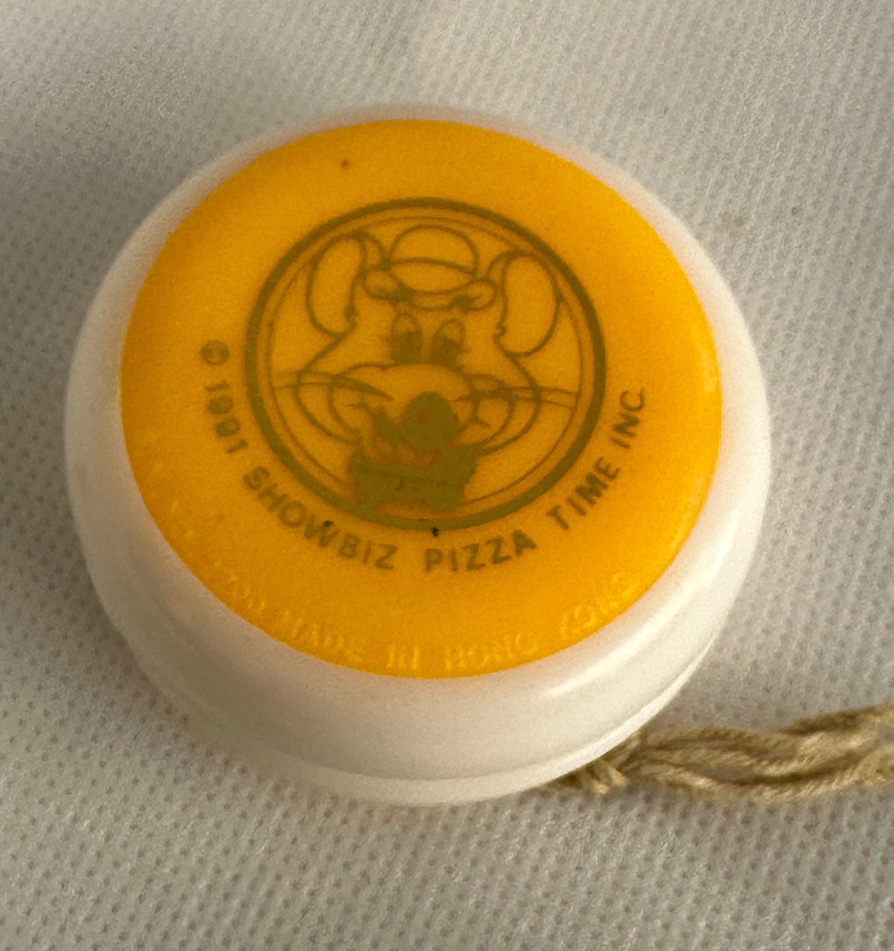 Vintage ShowBiz Pizza Advertising yo-yo - 1991 - Yellow and White Very good condition